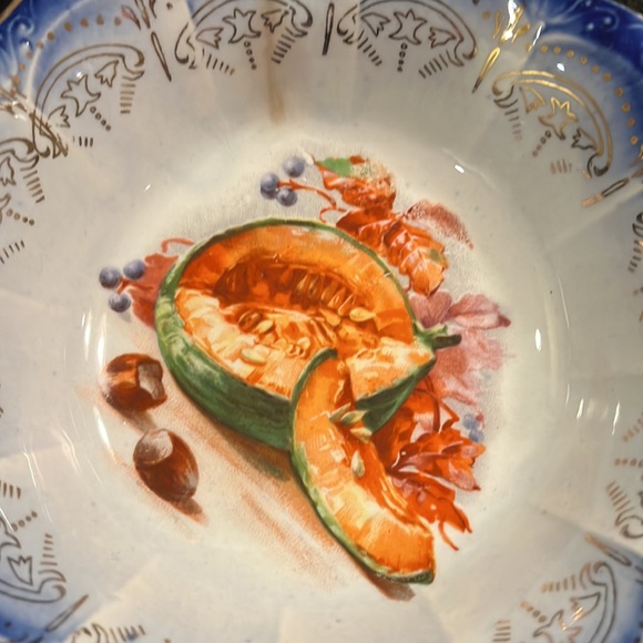 Vintage Flow Blue Bowl with 6 matching fruit bowls. Gold trim and fruit motif. - Picture 4 of 16